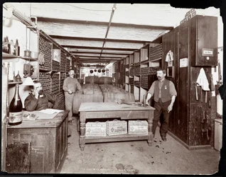 Vinný sklep hotelu Manhattan, 1902 (stříbrný želatinový tisk)