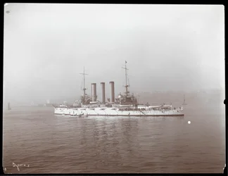 Pohled na vojenskou loď, pravděpodobně na řece Hudson poblíž West Point při návštěvě prince Louise z Battenbergu, 1905 (stříbrný želatinový tisk)