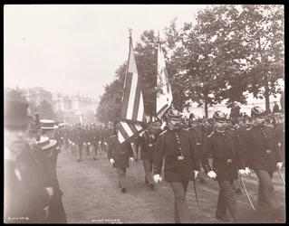 Pohled na bostonské dělostřelectvo pochodující na přehlídce v Londýně, Anglie, 1897 (stříbrný želatinový tisk)