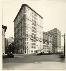 Pohled na Hotel Embassy na Broadway a 70th Street, New York, 1921 (stříbrný želatinový tisk)