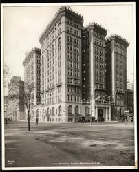Pohled na hotel Majestic na 72. ulici z druhé strany Central Parku West, New York, 1920 (stříbrný želatinový tisk)