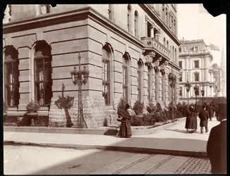 Pohled na hotel Waldorf Astoria a rezidenci J. J. Astora podél 5. Avenue na 33. a 34. ulici, New York, 1895 (tisk ze stříbrné želatiny)