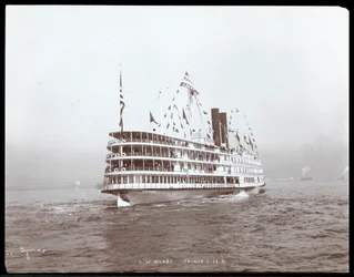 Pohled na parník C.W. Morse, pravděpodobně na řece Hudson poblíž West Point při návštěvě prince Louise z Battenbergu, 1905 (stříbrný želatinový tisk)