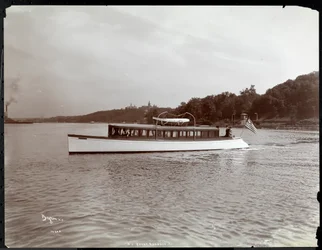Pohled na jachtu Delicia společnosti New York Yacht, Launch und Engine Co. na řece Hudson poblíž Morris Heights, New York, 1903 (stříbrný želatinový tisk)