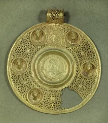 Zlatý kruhový medailon: Solidus Konstantina I. Velikého (270–337 n. l.) udeří na Sirmium v roce 321 n. l., v opusovém mezirasovém rámu, zdobeném 5 reliéfními bustami. 4. století našeho letopočtu. Sun 0,092 m Paříž, Musee du Louvre