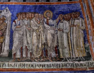 Svatý Pavel vkládá ruce na nově pokřtěnou, byzantskou fresku v příčné lodi Tokali Kilise (kostel Buckle) (12.–13. století), Goreme (Seznam světového dědictví UNESCO