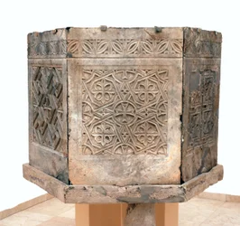 Ambo z byzantského kostela Saint Theodoros, Beit Sila, Jeruzalém, 6. století našeho letopočtu (živičný kámen)