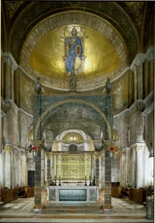 Byzantská architektura: presbytář. Hlavní oltář, ciborium s alabastrovými sloupy (mezi 5. a 13. stoletím), hlavice sloupů (12. století) a Pala d