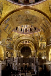 Byzantská architektura: pohled na jižní transept (s kupolí dediee k Saint Leonard), rozeta. 1542-1551 Basilica di San Marco (Bazilika svatého Marka), Benátky
