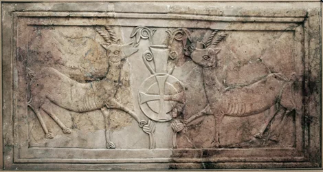 Zdobená obrazovka kněžiště z byzantského kostela v kopcích Hebronu (mramor)