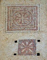 Detail křížů z mozaikové podlahy byzantského kostela v Shoham, Izrael, cca 5. století našeho letopočtu (mozaika)