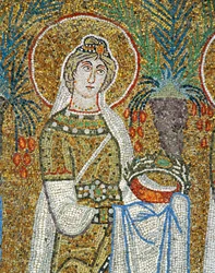Průvod panen: Justina nesoucí korunu - symbol mučednictví, 6. století (mozaika)