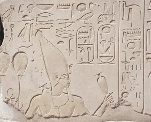 Egypt, Karnak, Červená kaple Hatšepsut, reliéf oběti vína Hatšepsut