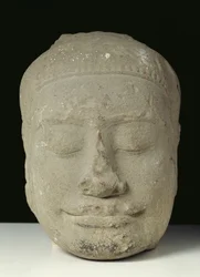 Hlava Buddhy se zavřenýma očima, Angkor