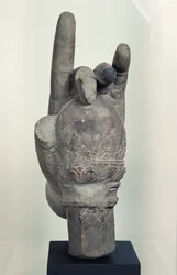 Ruka z kolosální sochy Šivy z Koh Ker, provincie Kompong Thom (pískovec)