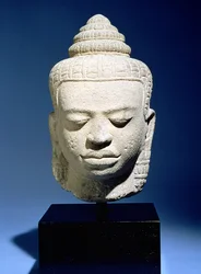 Hlava Buddhy, Khmer, Kambodža, cca 12.-13. století (pískovec)