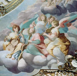 Detail andělských hudebníků z klenby kůru (freska)