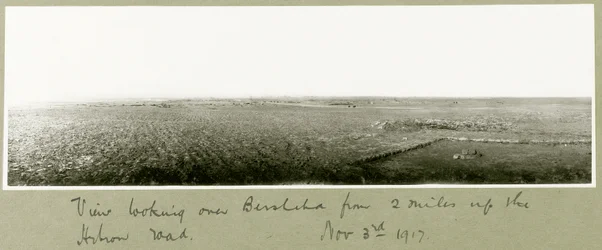 Pohled na Beershebu ze dvou mil po Hebron Road, 3. listopadu 1917