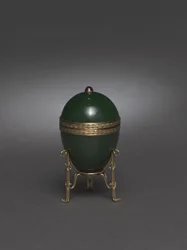 Jade Egg se stojanem, po roce 1900