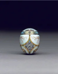 Vzácná dvoubarevná vaječná bonboniéra zdobená drahokamy, 1896-1908