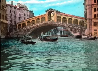 Itálie, Benátky, most Rialto a Velký kanál, datum snímku: kolem roku 1910. Archiv Carla Simona