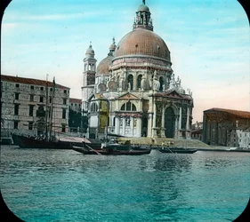 Itálie, Benátky, pohled na baziliku Santa Maria della Salute, známou také jako bazilika Panny Marie Zdravotní, oblast Dorsoduro, datum pořízení snímku: kolem roku 1910. Archiv Carla Simona