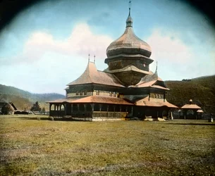 Rumunsko, řecký sjednocený kostel v regionu Bukovina, datum snímku: kolem roku 1920. Archiv Carla Simona