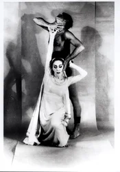 Martha Grahamová (1894-1991) a Bertram Ross (1920-2003) ve "Vizionářském recitálu", 27. června 1961 (želatinový stříbrný tisk)