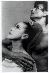 Martha Grahamová (1894-1991) a Bertram Ross (1920-2003) ve "Vizionářském recitálu", 27. června 1961 (želatinový stříbrný tisk)