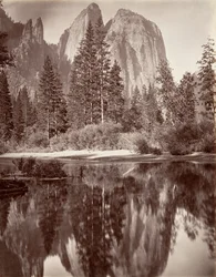 Zrcadlový pohled na Cathedral Rocks, Yosemite, ca. 1872, vytištěno ca. 1876.
