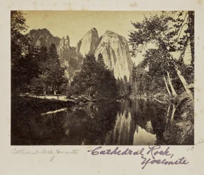 Cathedral Rocks, 2600 stop, Yosemitské údolí, okres Mariposa, Kalifornie (č. 1008)