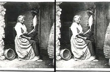 Old Woman Spinning, Capri, cca 1865 (č/b foto)