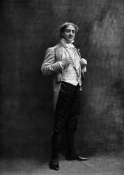 Francouzský komik Max Dearly (1874-1943) jako Tourillon v operetě "Die Fledermaus" (Netopýr) v Paříži, fotografie Cautina a Bergera z francouzského listu "Le Theatre" květen 1904