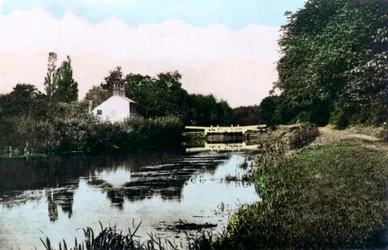Sonning Lock na řece Temži, Berkshire, 1926.