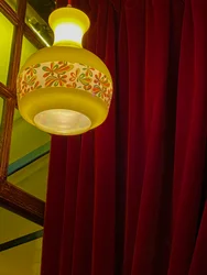 Kompozice - Lampa a záclony, 2022 (foto)