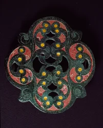 Keltské umění: děrovaný bronzový plech s inkrustací smaltu. 1. století našeho letopočtu. Od Paillarda (Oise). Breteuil, archeologické muzeum