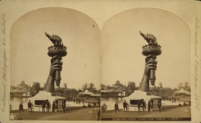 Kolosální ruka a pochodeň „Liberty“ na výstavě Philadelphia Centennial Exhibition, 1876