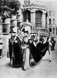 Král Jiří V. a královna Marie v rouchu rytířů podvazku, Windsor, 1937.