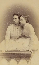 Alexandra Iossifovna Ruska (rozená princezna Alexandra Saxe Altenburg) a Olga Constantinovna Ruska - Portrét velkovévodkyně Alexandry Iosifovny (1830-1911) a velkovévodkyně Olgy Constantinovny Ruska (1851-1926), Bergamasco, Charles (Ka