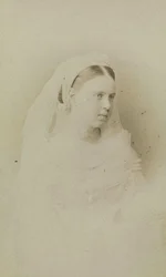 Maria Alexandrovna de Russie - Portrét velkovévodkyně Marie Alexandrovna Ruska (1853-1920), vévodkyně Saxe-Coburg a Gotha, Bergamasco, Charles (Karl) (1830-1896). Albuminová fotografie, c. 1871. Ruský státní filmový a fotografický archiv, Krasnogorsk