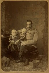 Constantin Constantinovič de Russie avec ses fils Ioann et Gabriel - velkovévoda Constantine Constantinovich Ruska se syny, John Konstantinovich a Gabriel Konstantinovich, Bergamasco, Charles (Karl) (1830-1896). Albuminová fotografie, c. 1890. ruský