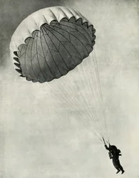 Letec používající padák během druhé světové války, 1941.