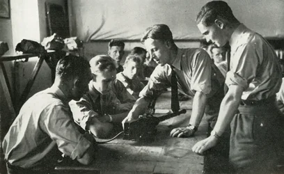 Personál RAF se učí o zbraních, 1941.