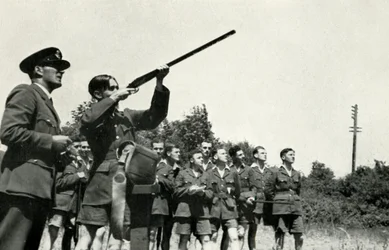 Personál RAF se učil střílet ze zbraní během druhé světové války, 1941.