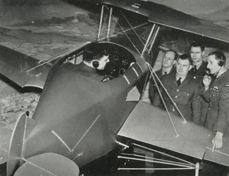 Personál RAF se během druhé světové války v roce 1941 učil létat na leteckém simulátoru.