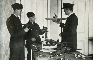 Personál RAF se učil identifikovat letadla během druhé světové války, 1941.