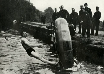 Personál RAF se učí používat člun, 1941.