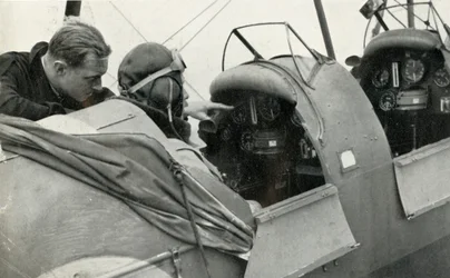 Pilot RAF se učil létat během druhé světové války, 1941.