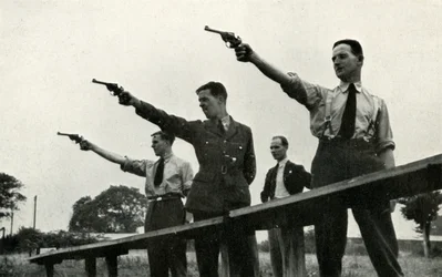 Cvičení s revolverem na Základní letecké výcvikové škole, 1941.