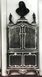 Kabinet s bustou Ludvíka Orleánského (1703-52) (dřevo)